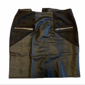 H&M Dividend Mini Skirt (Size 6)